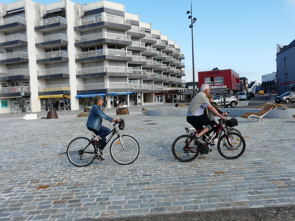 Personnes à vélo sur le quai Quiberon Port Maria